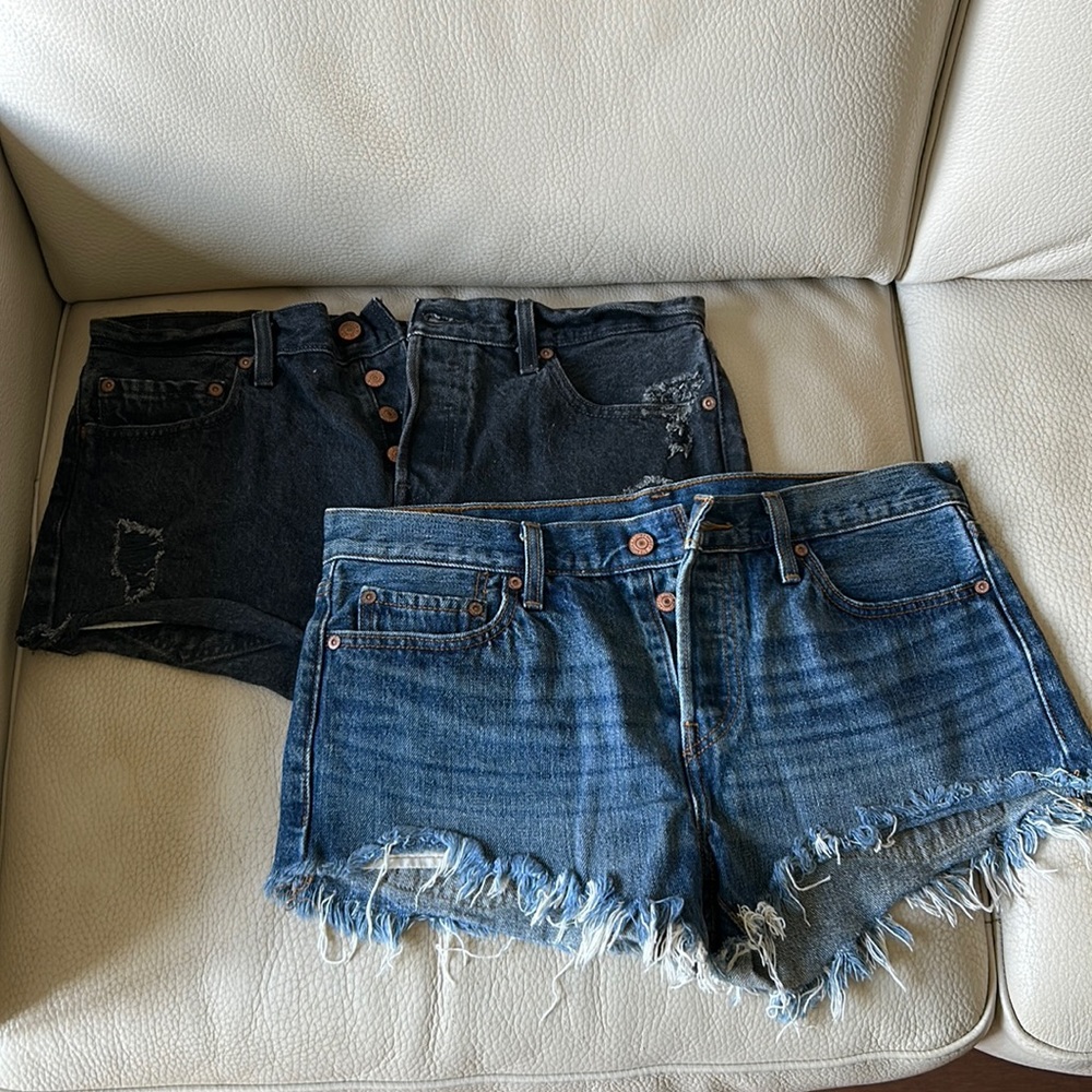 2 pairs of Levi’s denim shorts size 28